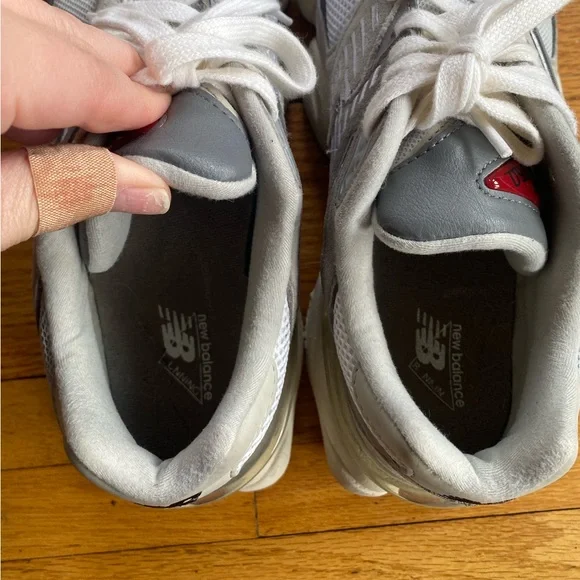 New Balance Silver 9060 | 8.5 Womens - Picture 3 of 4